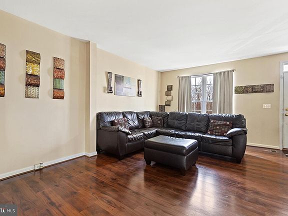 5th image of 401 Galway Ln