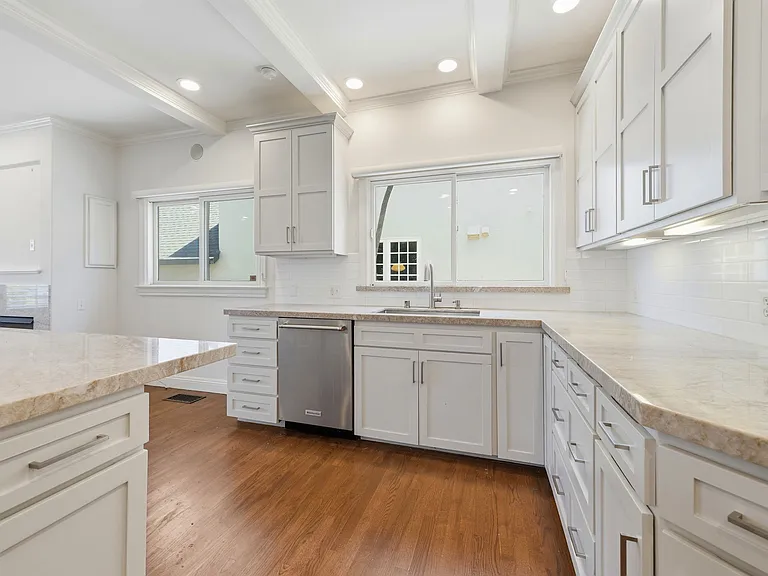 1506 Vancouver Ave — Photo 16
