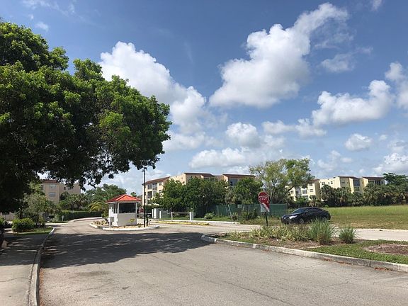 3rd image of 2800 Somerset Dr APT 118