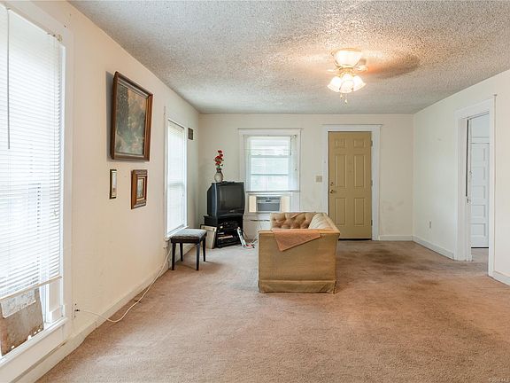 3rd image of 1021 E Seminole Ave