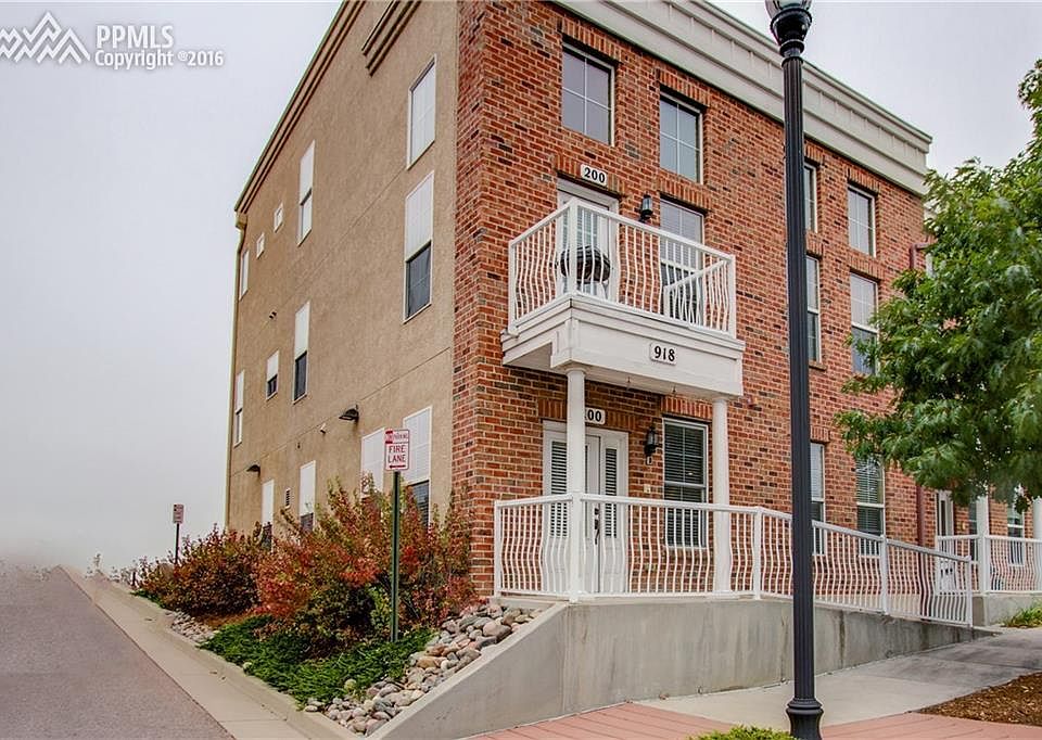 Rare end unit w/3 car & Peak view.