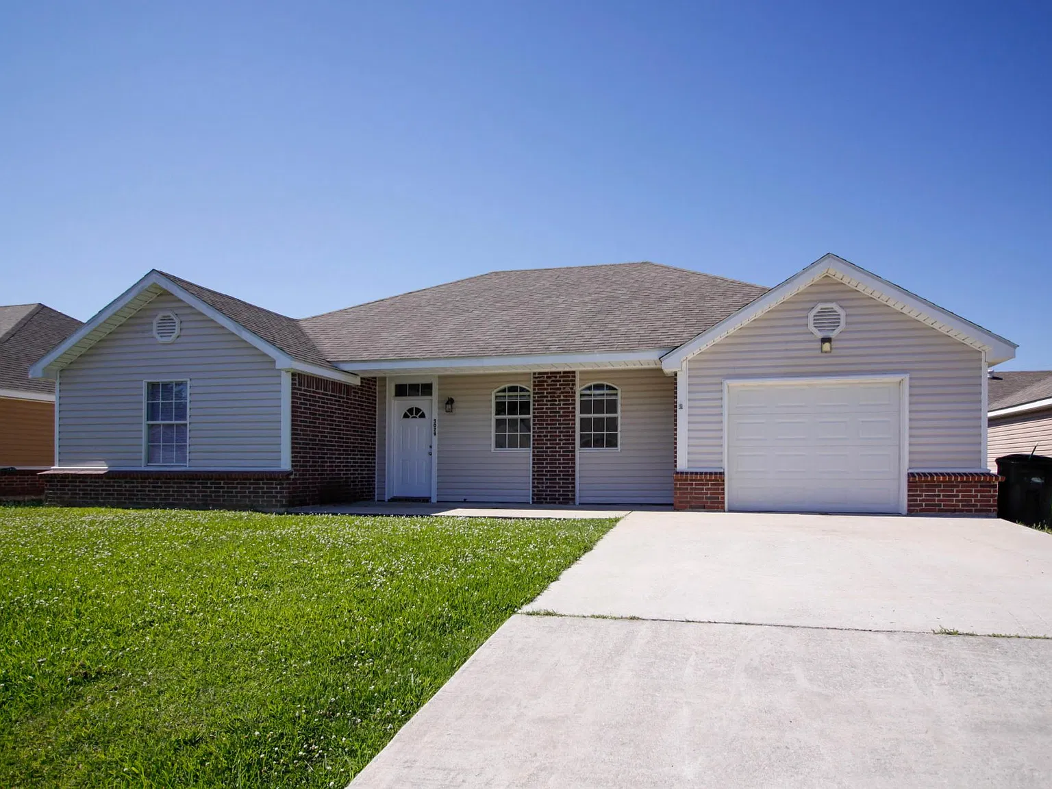3 bed, 1800 sqft, $1,600 — Photo 1