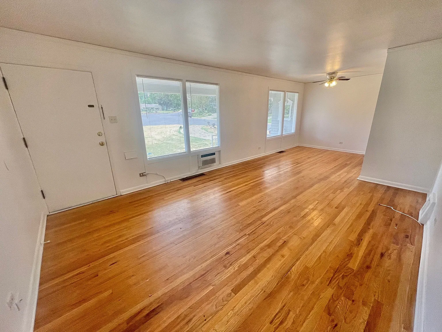 3 bed, 1.5 bath, 1913 sqft, $2,600 — Photo 2