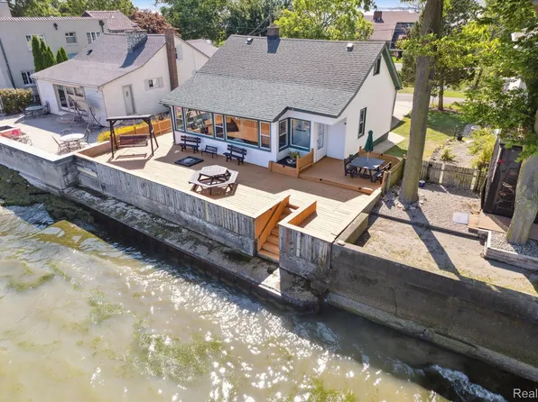 3618 Lakeshore Dr, Newport, MI 48166