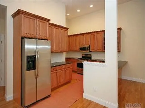 4 Toni Ct, Center Moriches, NY 11934