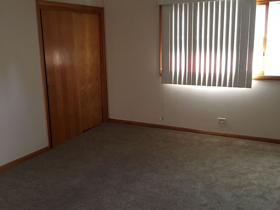 livingroom w/2 big closets