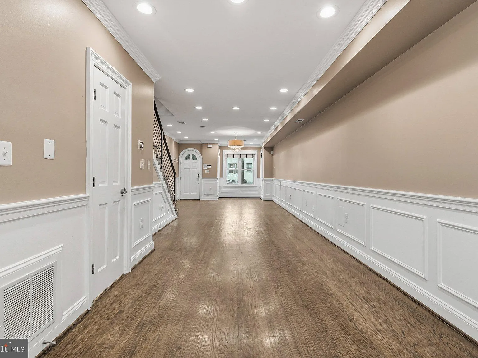 5 bed, 4.5 bath, 2685 sqft, $6,300 — Photo 2