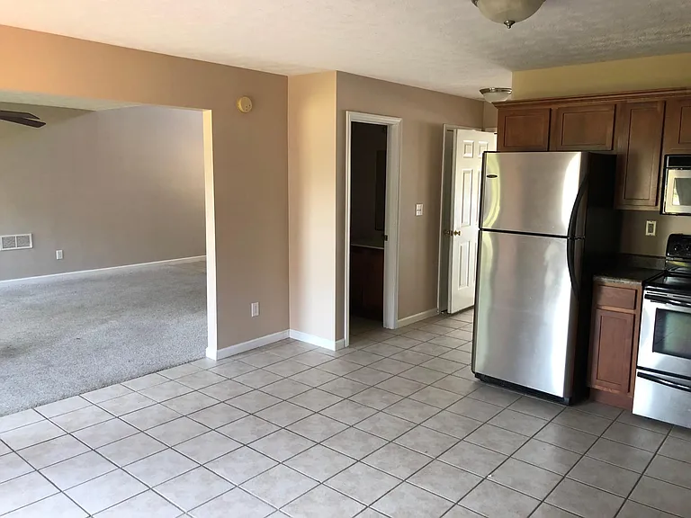 LARGE KITCHEN, DOWNSTAIRS 1/2 BATH