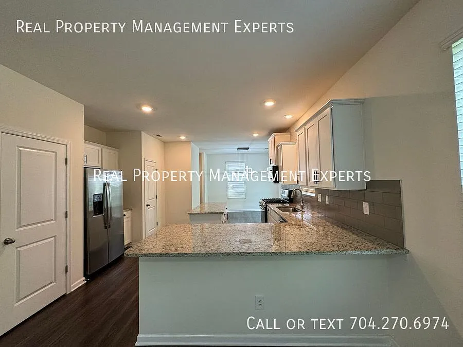 Coming Soon !Charming 3 Bd/2.5 Ba Home W/2 Car Garage In Charlotte! — Photo 3