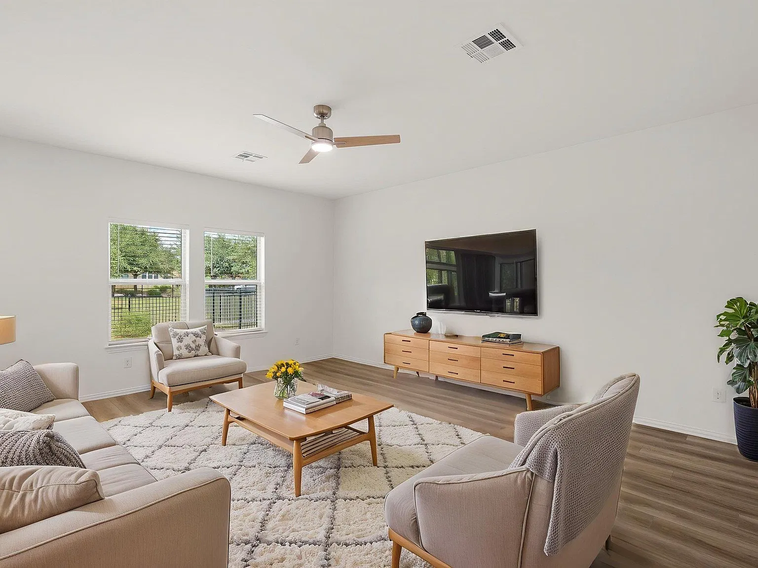 5 bed, 3.0 bath, 2316 sqft, $2,600 — Photo 2