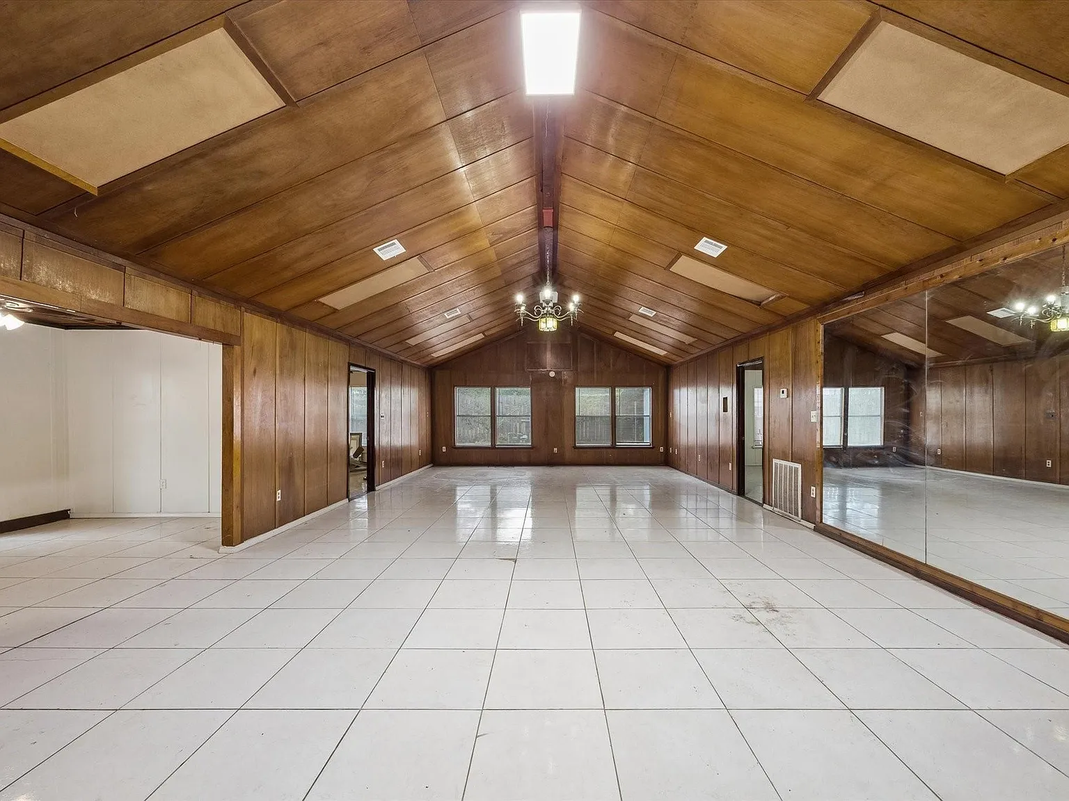 8 bed, 3.5 bath, 3959 sqft, $3,500 — Photo 2