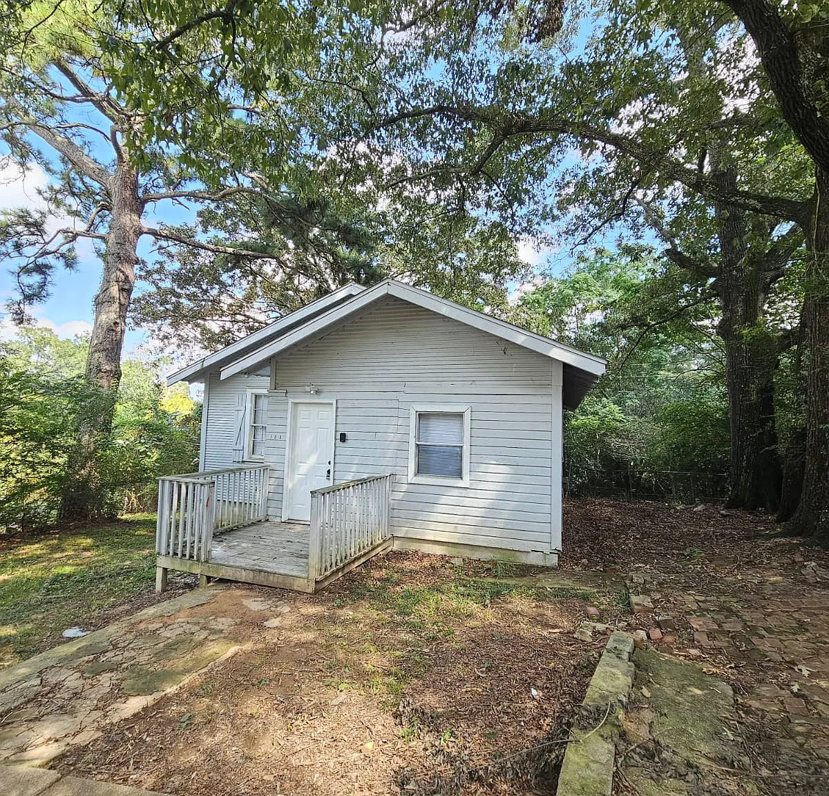 3 bed, 904 sqft, $945 — Photo 1