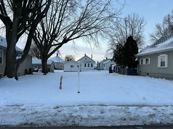 616 12th St, Peru, IL 61354