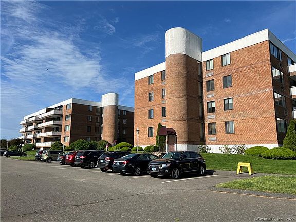 4th image of 1460 Elm St Unit 324