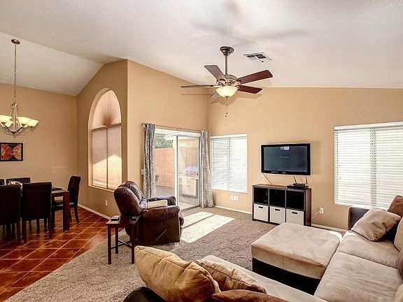 Open Great Room w/Vaulted Ceilings