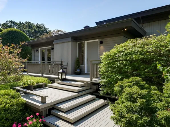 1557 Edgemont Rd, Saanich, BC V8N 4P7