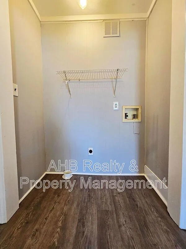 2 bed, 1.0 bath, $875 — Photo 4