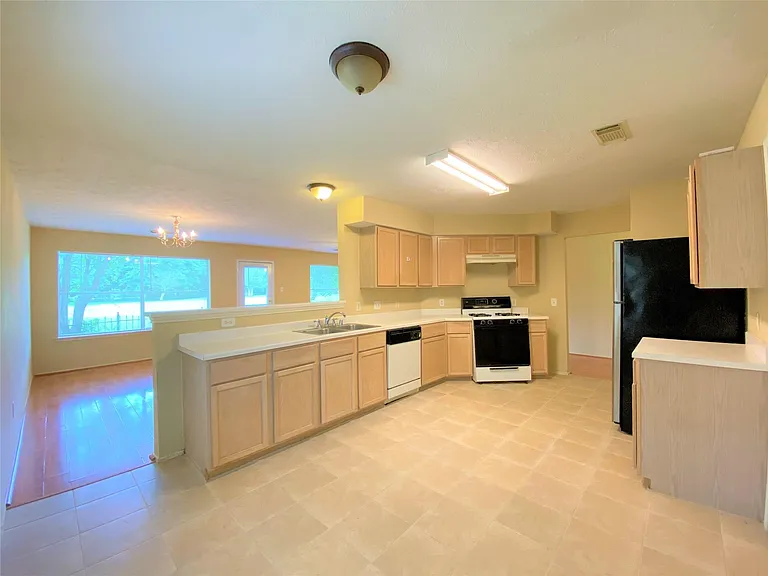 8026 Golf Green Cir — Photo 7