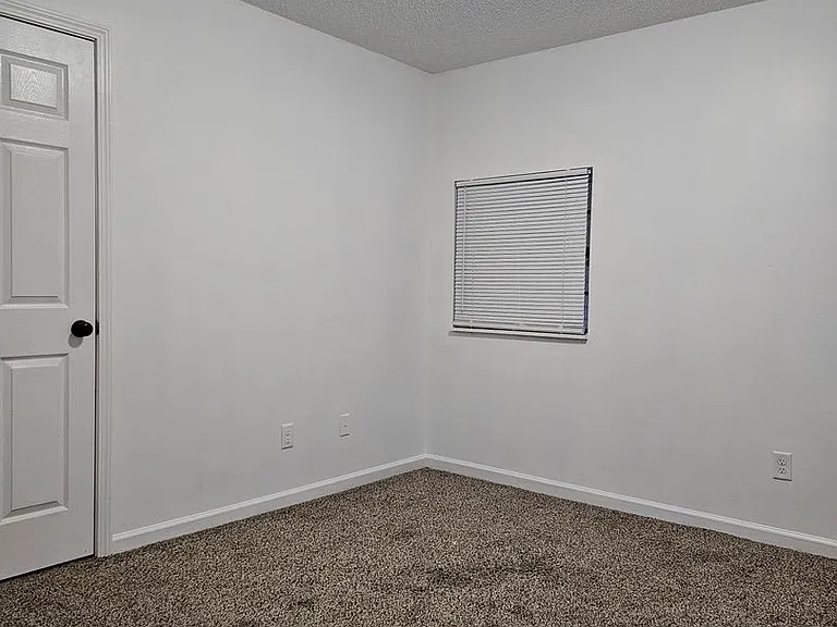 Spacious 4 Bedroom 2 Bath Upstairs unit! — Photo 26