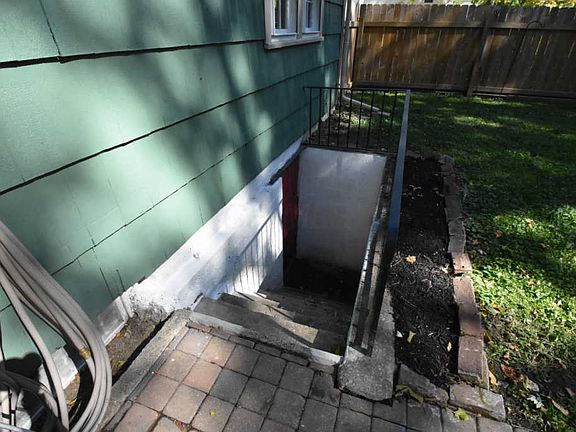 4th image of 851 Fairbanks Ave