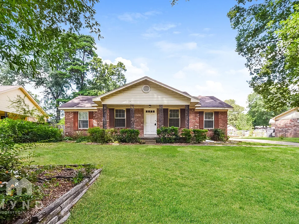 1176 Cedar Cir S