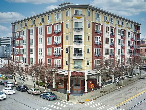 This top floor condo is in the heart of city!