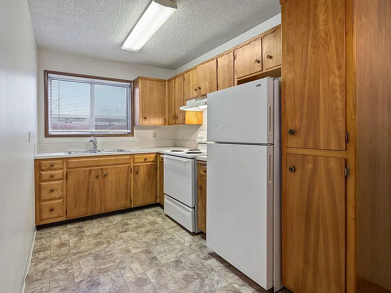 Executive Arms Apartments — Photo 4
