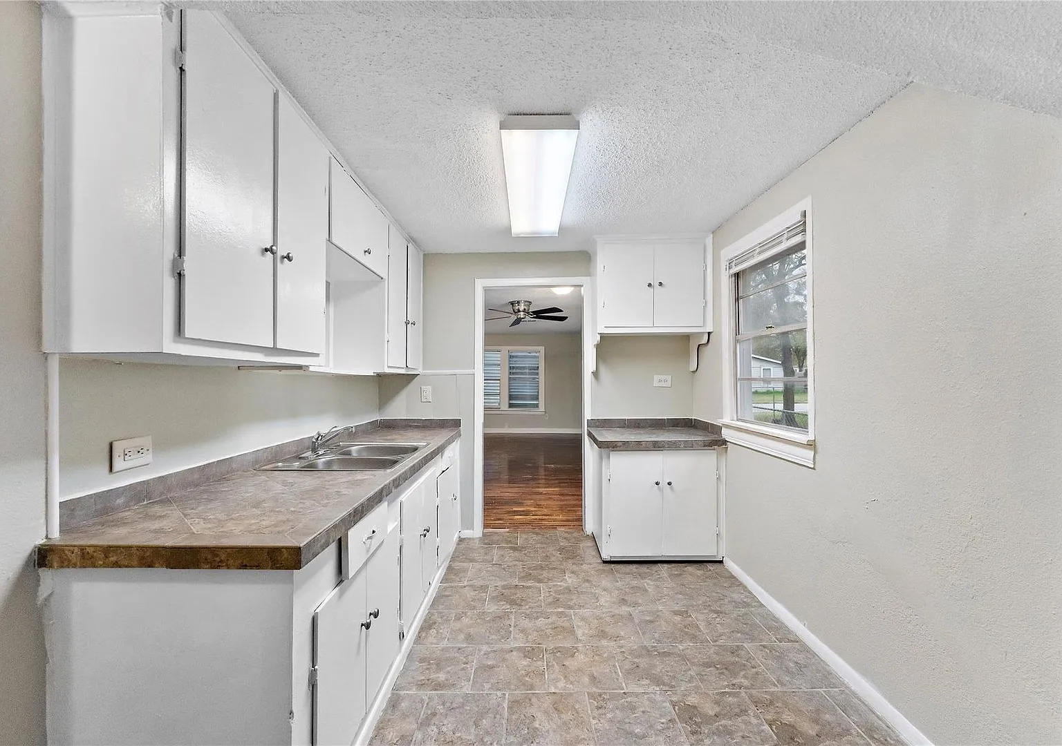 4 Bedroom 2 Bath for lease — Photo 3
