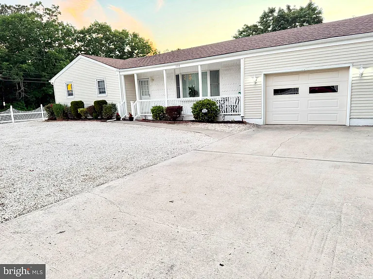 104 Nautilus Dr — Photo 1