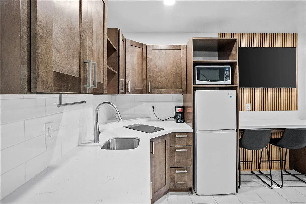 Studio, 1.0 bath, 350 sqft, $1,350 — Photo 4