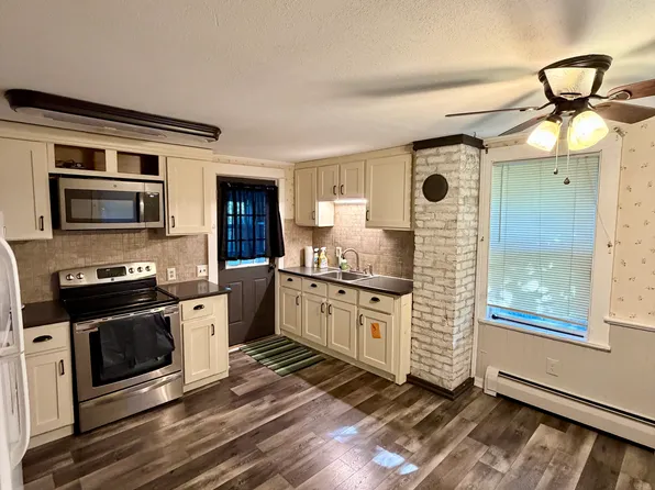 149 Spring St #B, Windsor Locks, CT 06096