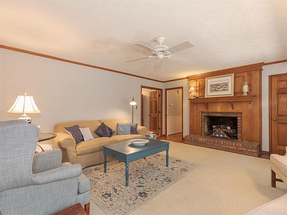 3rd image of 2087 Crescent Dr