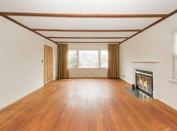 Spacious Living room with fireplace