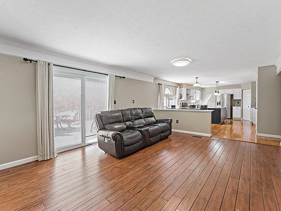 4th image of 111 Lilac Ct