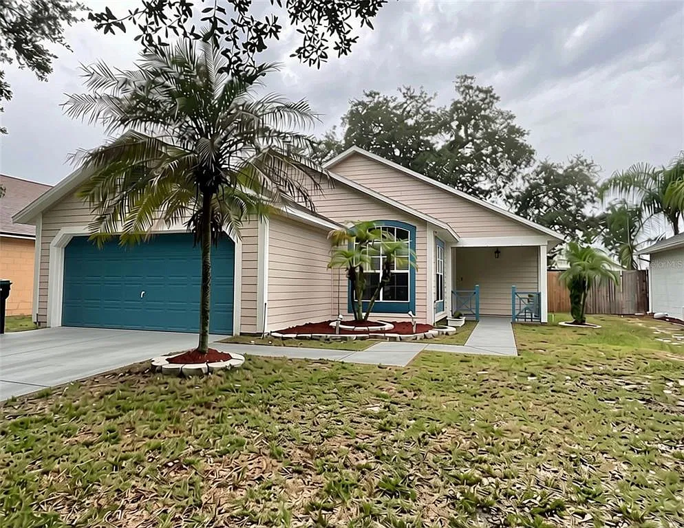 3 bed, 2.0 bath, 1243 sqft, $2,300 — Photo 3