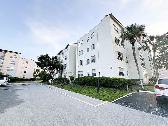 3rd image of 2831 Somerset Drive #416