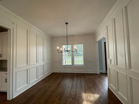 3rd image of 685 River Oaks Lane