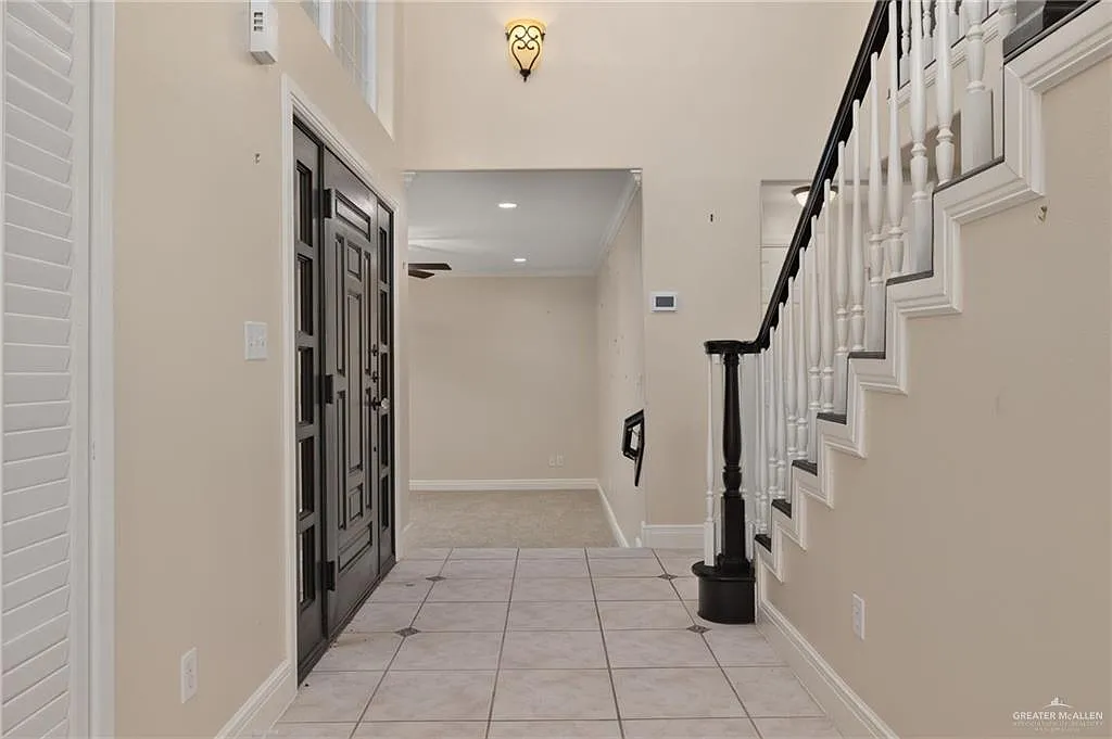 5 bed, 5.0 bath, 4042 sqft, $6,000 — Photo 2