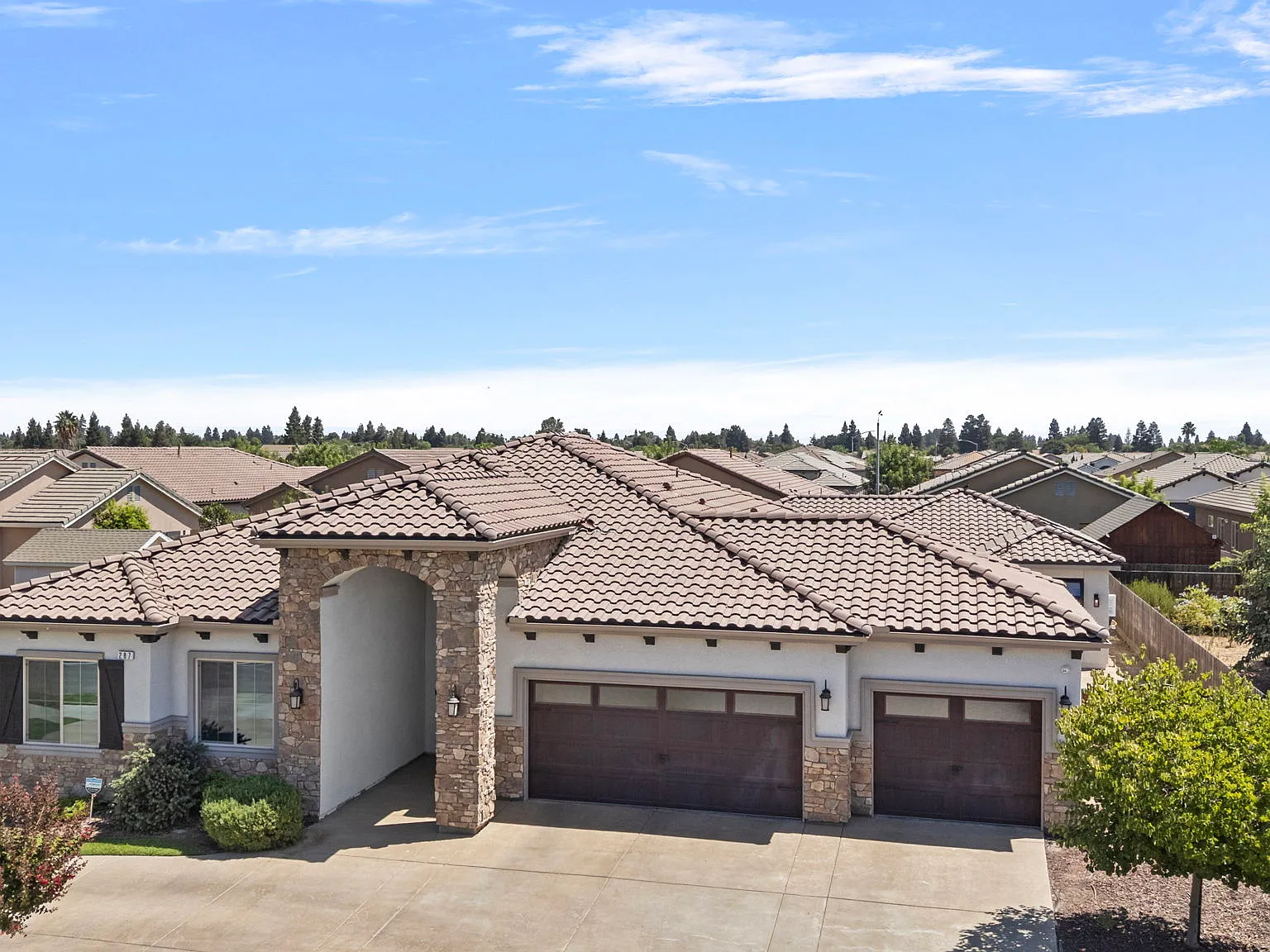 4 bed, 2267 sqft, $5,500 — Photo 2