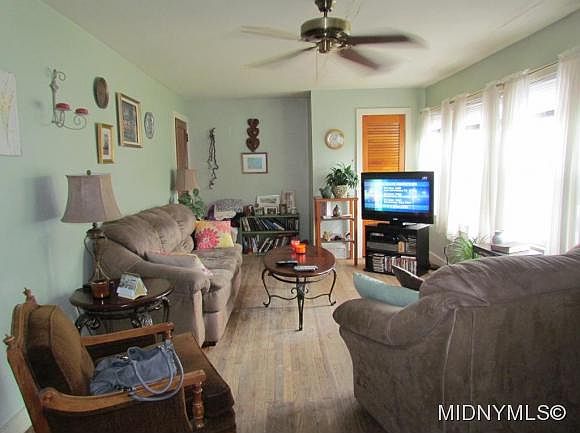 2nd image of 905 Batavia Ave