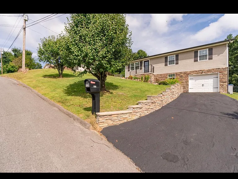 911 Crest Dr — Photo 44