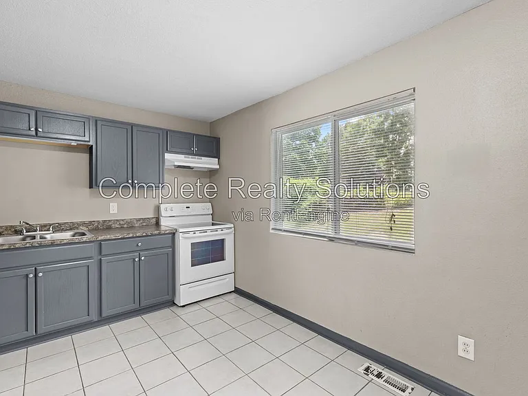 1926 Hudson Rd — Photo 10