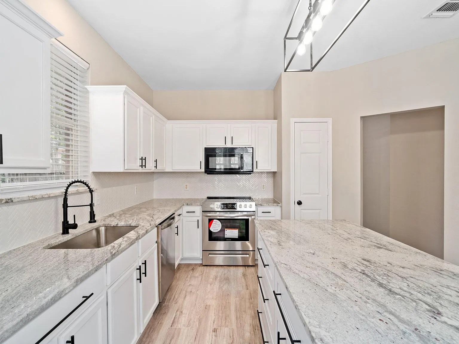 3 bed, 1445 sqft, $2,450 — Photo 4