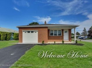 2 Newcastle Ct, Toms River, NJ 08757