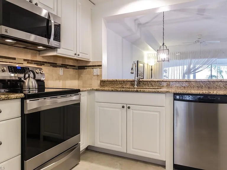 1044 Woodshire Ln #B210 — Photo 4