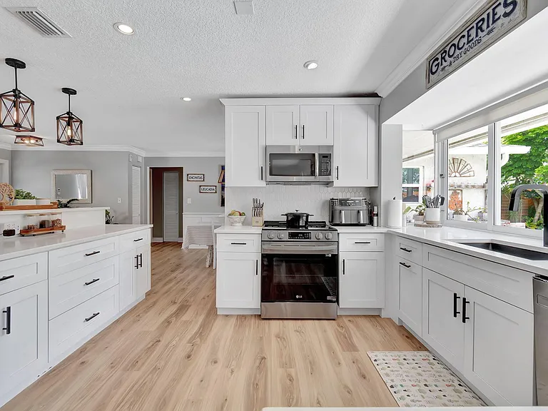1066 SW 25th Way — Photo 8