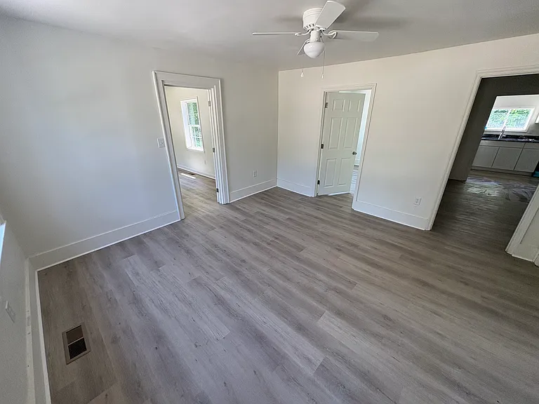 211 Thurman St — Photo 2