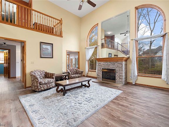 3rd image of 6995 Country View Dr