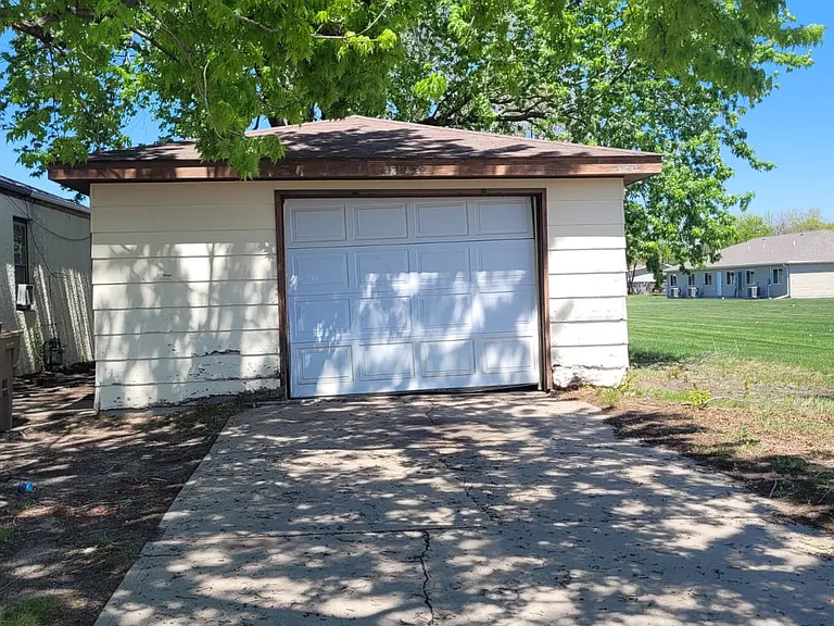 817 S Vine St — Photo 3
