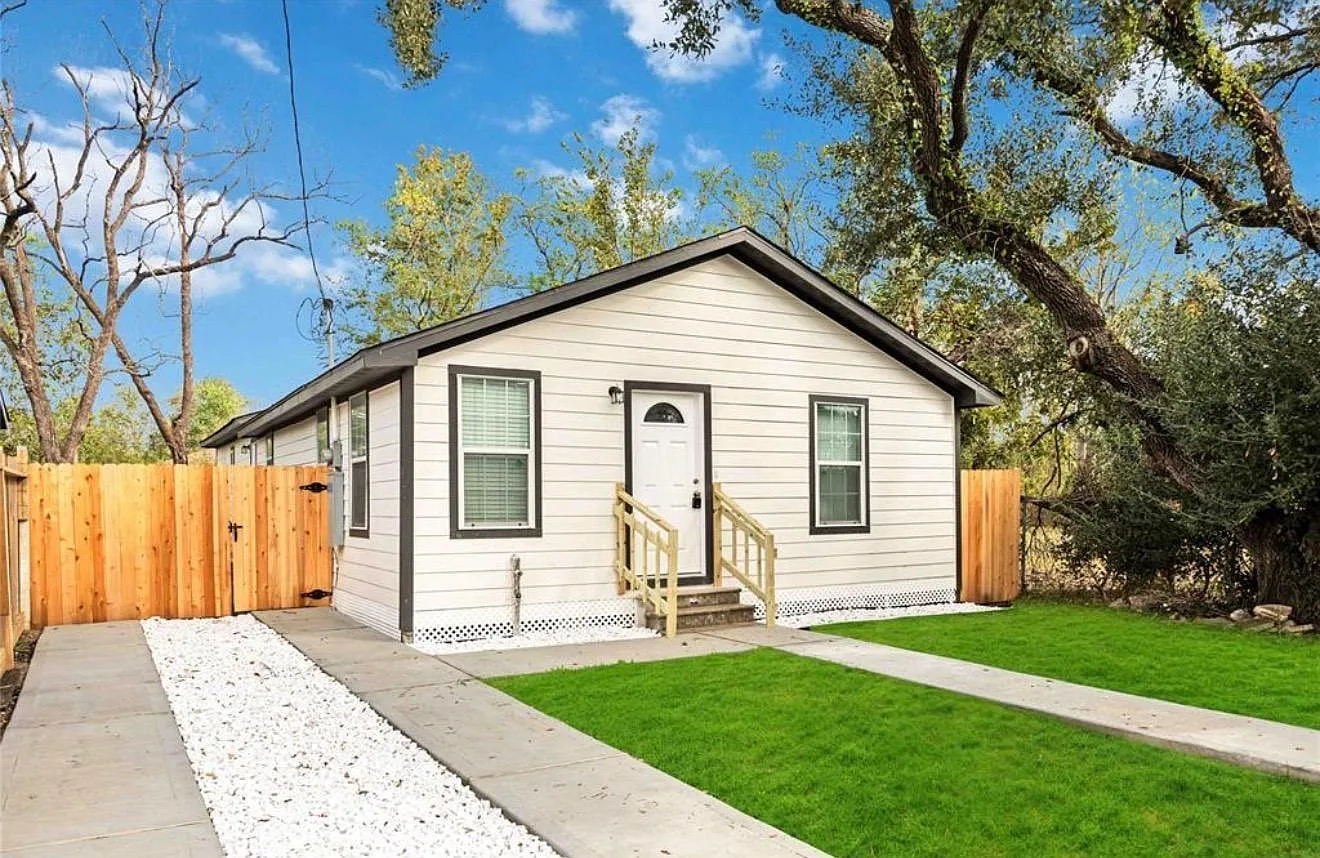3 bed, 2.0 bath, 1800 sqft, $1,800 — Photo 1
